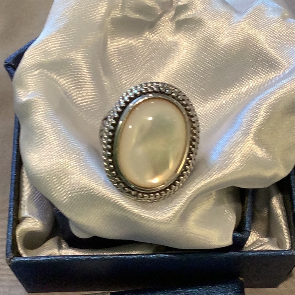 Pretty pearly silver 3/4” ring size approximately 6.5.